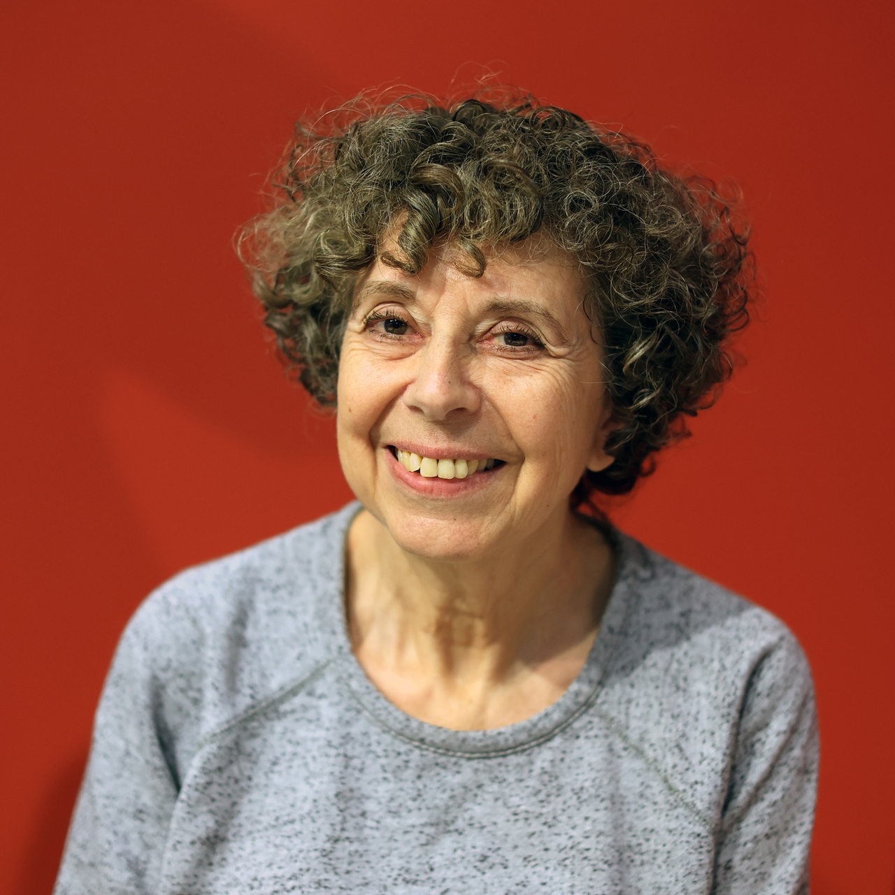 Autorin Esther Dischereit blickt beim Literaturforum während der Leipziger Buchmesse vom Podium. 