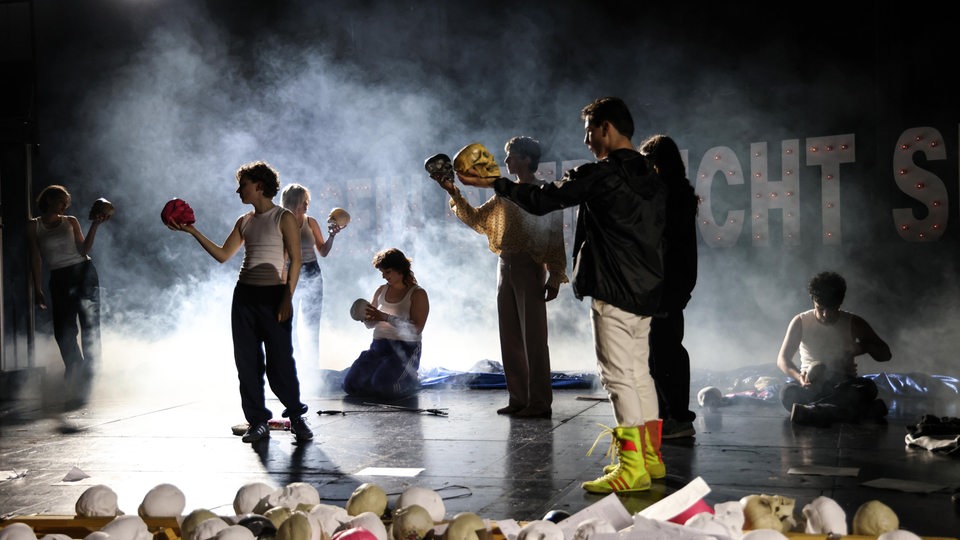 Ensemble auf der Bühne spielt "Hamlet"
